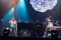 　20周年ツアーを完結させたスキマスイッチの大橋卓弥（左）と常田真太郎