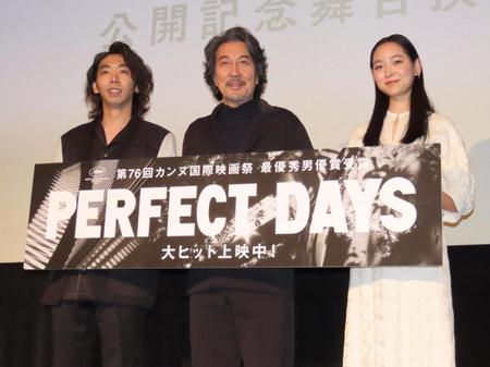 　イベントに出席した（左から）柄本時生、役所広司、中野有紗