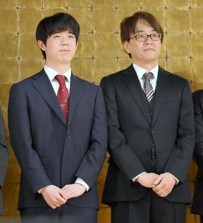 　写真撮影に応じる藤井聡太八冠（左）と羽生善治九段（撮影・伊藤笙子）