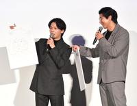 　イラストを披露する中村倫也（左）と賀来賢人（撮影・出月俊成）