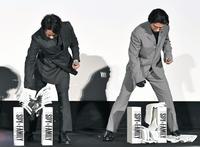 　瓦割りを披露する中村倫也（左）と賀来賢人（撮影・出月俊成）