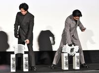 　瓦割りを披露する賀来賢人（右）と中村倫也（撮影・出月俊成）