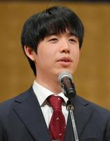 　猫のシルエットが入ったえんじ色のネクタイで会見に登場した藤井聡太八冠（撮影・伊藤笙子）