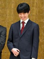 　「ＳＵＮＴＯＲＹ　将棋オールスター東西対抗戦２０２３」前日記者会見で笑顔を見せる藤井聡太八冠（撮影・伊藤笙子）