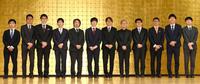 　（左から）菅井竜也八段、稲葉陽八段、山崎隆之八段、豊島将之九段、久保利明九段、藤井聡太八冠、羽生善治九段、渡辺明九段、永瀬拓矢九段、野月浩貴八段、増田康宏七段、青嶋未来六段（撮影・伊藤笙子）