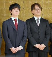 　写真撮影に応じる藤井聡太八冠（左）と羽生善治九段（撮影・伊藤笙子）