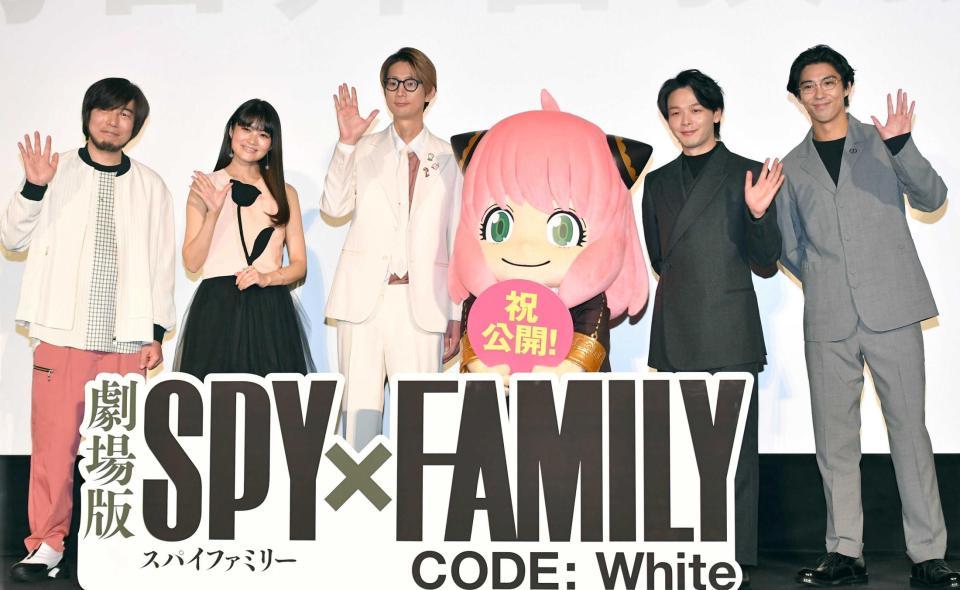 　（左から）松田健一郎、早見沙織、江口拓也、アーニャ、中村倫也、賀来賢人（撮影・出月俊成）