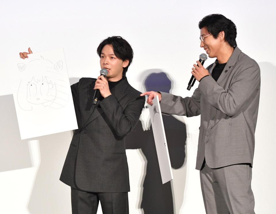　イラストを披露する中村倫也（左）と賀来賢人（撮影・出月俊成）