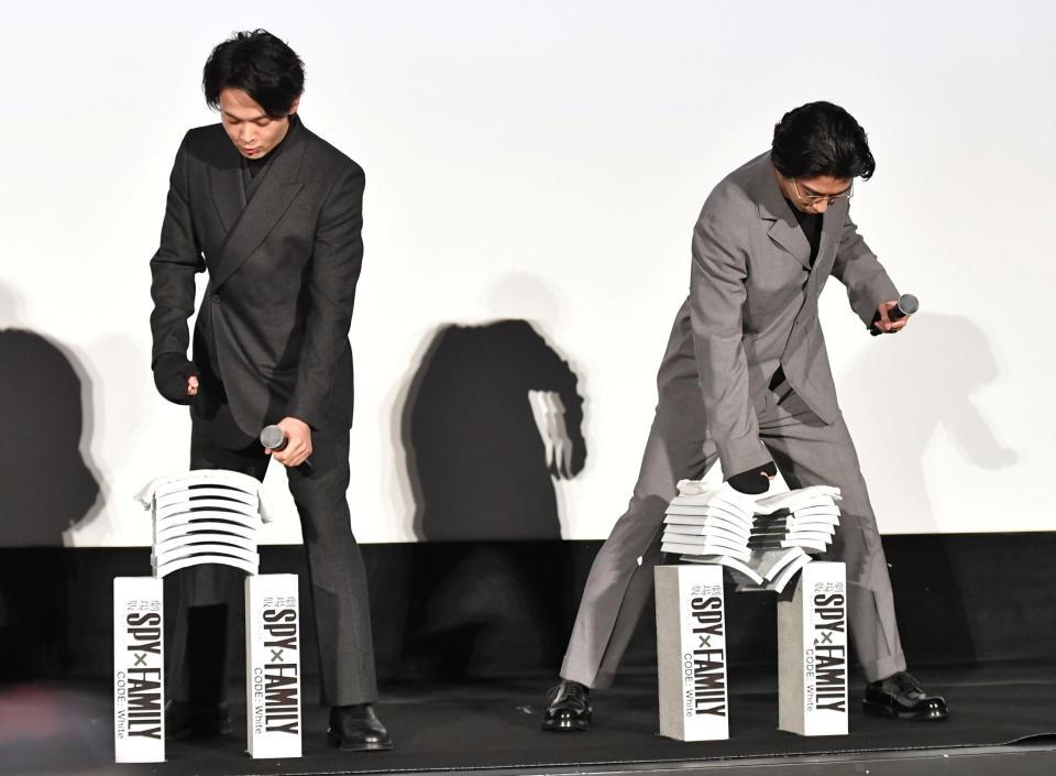 　瓦割りを披露する賀来賢人（右）と中村倫也（撮影・出月俊成）