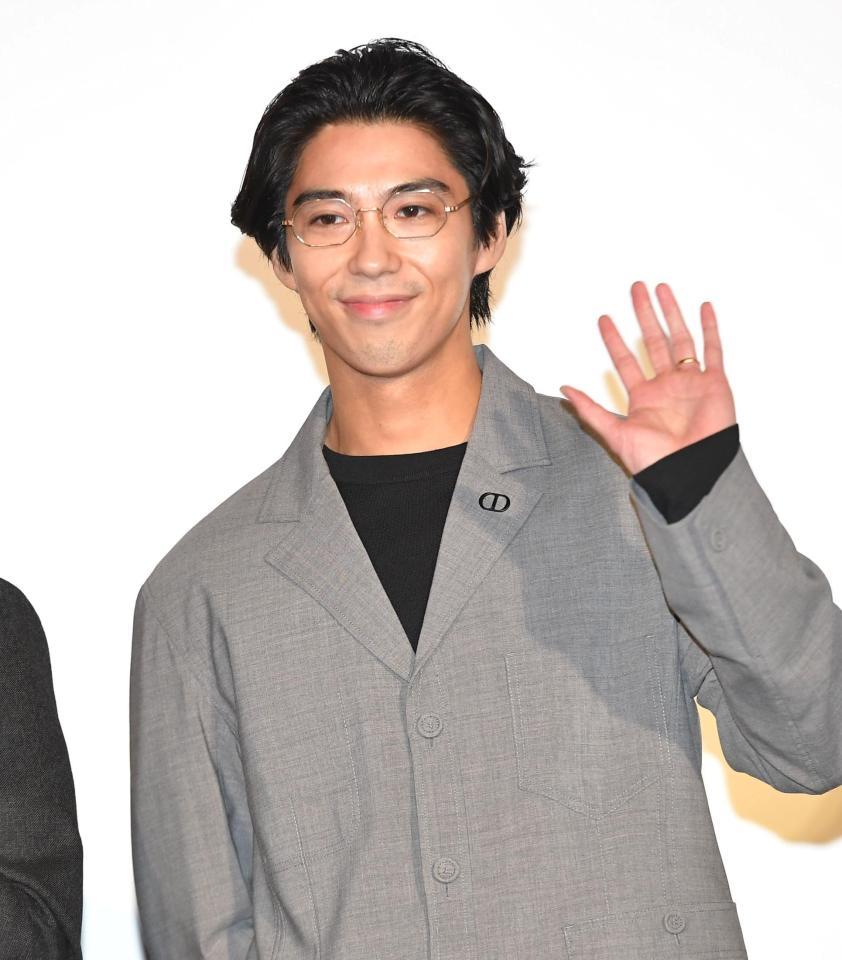 　笑顔で手を振る賀来賢人（撮影・出月俊成）