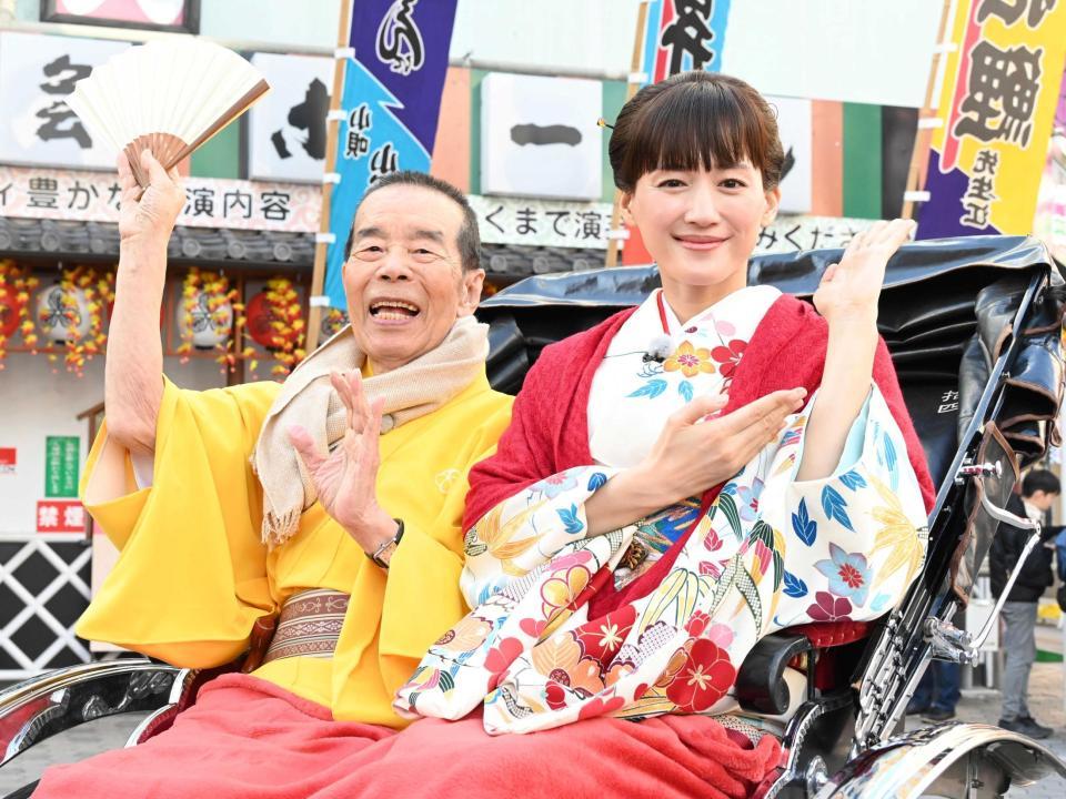 　「笑点」お正月特番に出演する林家木久扇（左）と綾瀬はるか