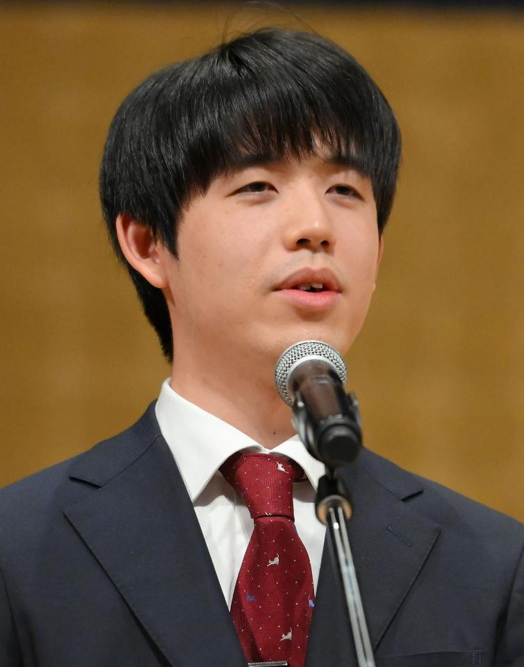 　猫のシルエットが入ったえんじ色のネクタイで会見に登場した藤井聡太八冠（撮影・伊藤笙子）