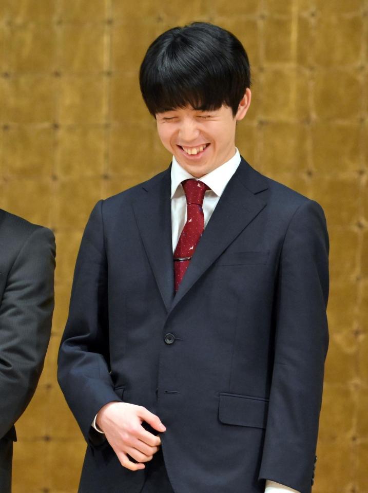 　「ＳＵＮＴＯＲＹ　将棋オールスター東西対抗戦２０２３」前日記者会見で笑顔を見せる藤井聡太八冠（撮影・伊藤笙子）