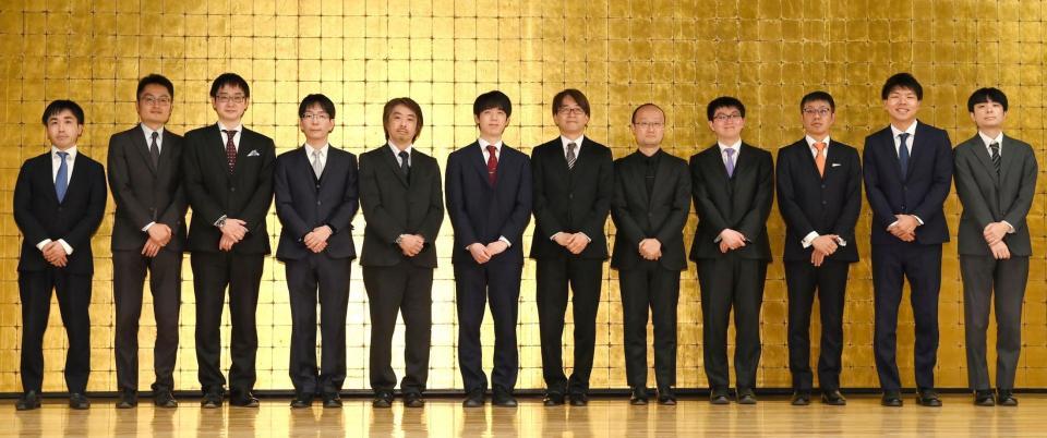 　（左から）菅井竜也八段、稲葉陽八段、山崎隆之八段、豊島将之九段、久保利明九段、藤井聡太八冠、羽生善治九段、渡辺明九段、永瀬拓矢九段、野月浩貴八段、増田康宏七段、青嶋未来六段（撮影・伊藤笙子）