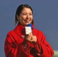 　有馬記念でタスティエーラの単勝馬券を買った長澤まさみだったが…（撮影・三好信也）