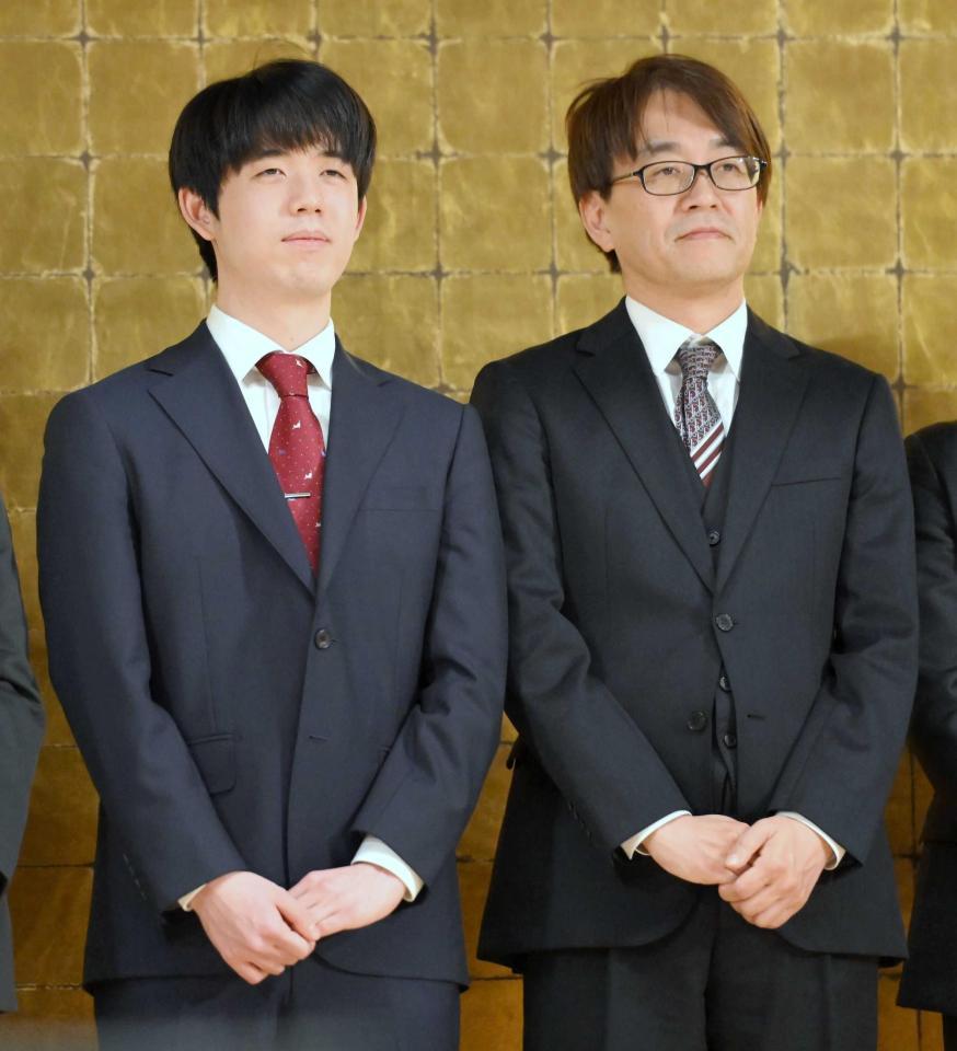 　写真撮影に応じる藤井聡太八冠（左）と羽生善治九段