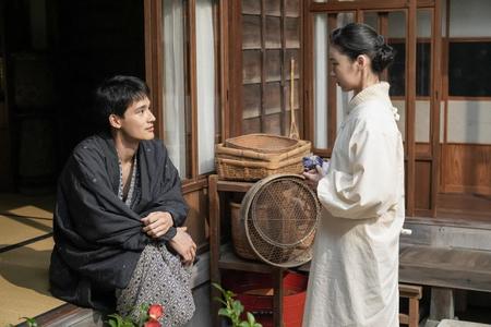 愛助（水上恒司）は、スズ子（趣里）に歌手として活動に戻ってほしいと話す