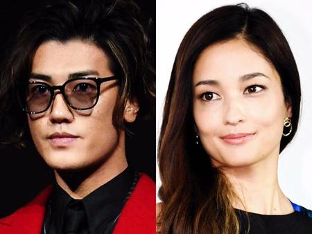 　赤西仁（左）と黒木メイサ