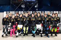 　開演前に気合を入れたＴＨＥ　ＲＡＭＰＡＧＥの（前列左から）浦川翔平、山本彰吾、陣、吉野北人、川村壱馬、ＲＩＫＵ、ＬＩＫＩＹＡ、神谷健太（後列左から）藤原樹、後藤拓磨、長谷川慎、龍、武知海青、与那嶺瑠唯、鈴木昴秀、岩谷彰吾