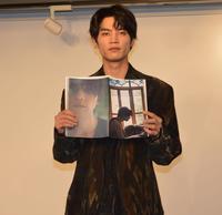 　お気に入りのカットを見せる板垣瑞生