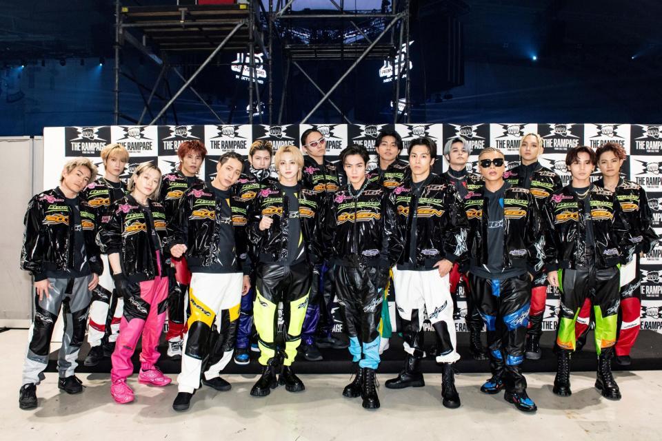 　開演前に気合を入れたＴＨＥ　ＲＡＭＰＡＧＥの（前列左から）浦川翔平、山本彰吾、陣、吉野北人、川村壱馬、ＲＩＫＵ、ＬＩＫＩＹＡ、神谷健太（後列左から）藤原樹、後藤拓磨、長谷川慎、龍、武知海青、与那嶺瑠唯、鈴木昴秀、岩谷彰吾