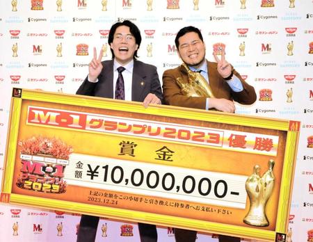 　優勝した令和ロマンの高比良くるま（左）と松井ケムリ（２４日撮影）