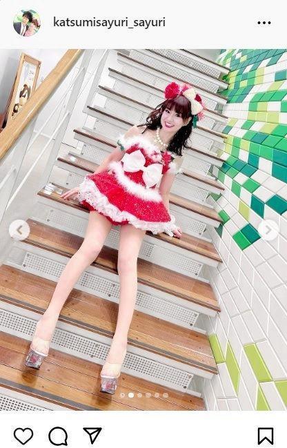 54歳さゆり、脚長すぎ！！「いつもの階段」クリスマスコスにネット