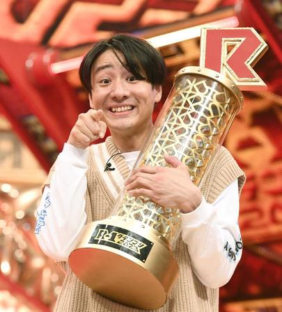 　Ｒ－１グランプリで優勝しトロフィーを手にする田津原理音＝２０２３年３月４日