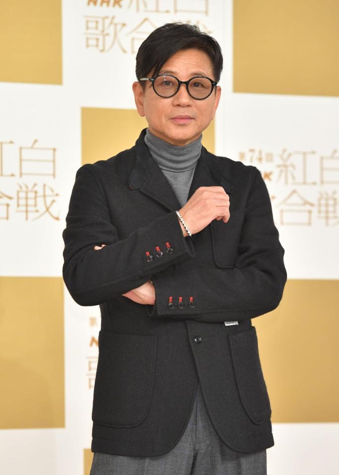 　久々の紅白会見でポーズをとる藤井フミヤ（撮影・西岡正）