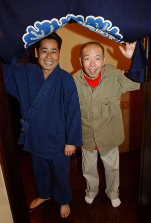 　中田ボタン（左）とにこやかな笑みを浮かべる坂田利夫さん＝２００２年