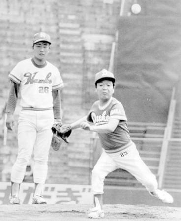　見事なフォームで始球式をする坂田利夫さん＝１９７７年