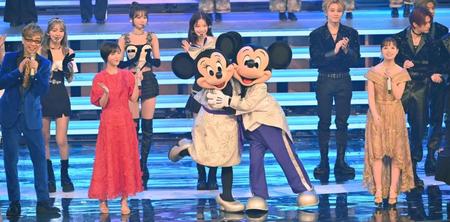 　ディズニー企画で歌う（左から）山寺宏一、浜辺美波、ミニーマウス、ミッキーマウス、橋本環奈（撮影・西岡正）