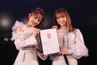 　調印書を手に総監督を継承する向井地美音（左）と倉野尾成美