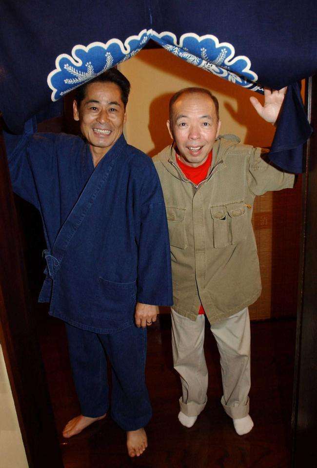 　中田ボタン（左）とにこやかな笑みを浮かべる坂田利夫さん＝２００２年