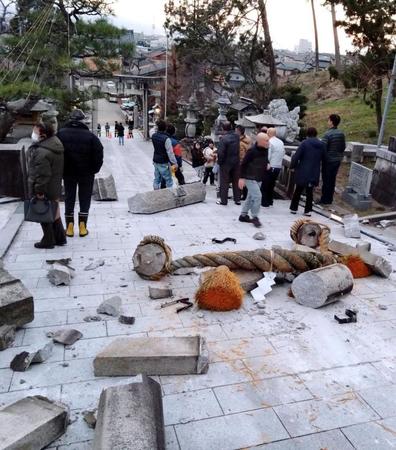 　地震で倒壊した金沢市の大野日吉神社の鳥居＝１日午後４時50分ごろ