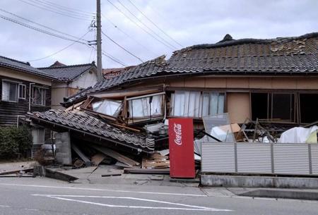 　地震で倒壊した家屋＝１日午後４時36分、石川県輪島市