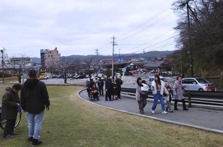 　強い揺れの後、高台に向け避難する人たち＝１日午後４時40分、石川県輪島市