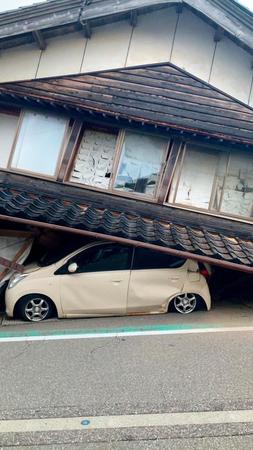 地震で倒壊した家屋＝１日午後４時半ごろ、石川県志賀町