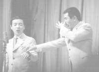 　コメディＮｏ．１時代の坂田さん（左）と前田五郎さん＝７１年１１月