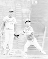 　大阪球場の南海対近鉄戦で始球式をする坂田利夫さん＝７７年７月
