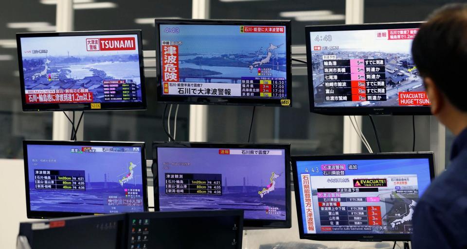 　石川・能登地方で発生した地震を知らせる各局のテレビ画面