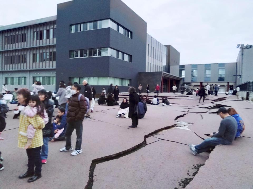 　強い地震で起きたひび割れ