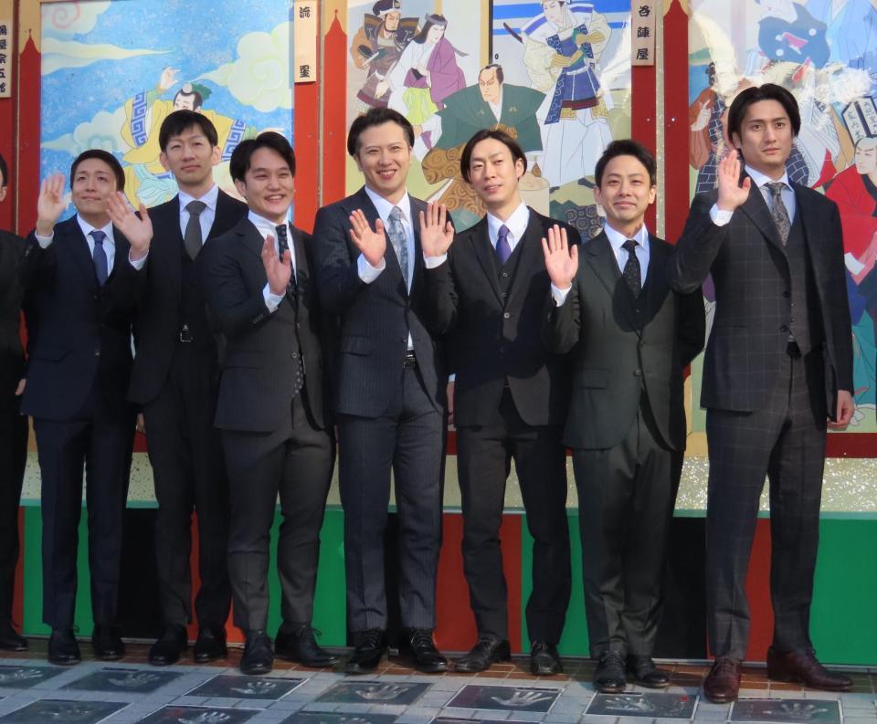　会見に出席した（左から）中村米吉、坂東新悟、中村歌昇、尾上松也、坂東巳之助、中村種之助、中村隼人