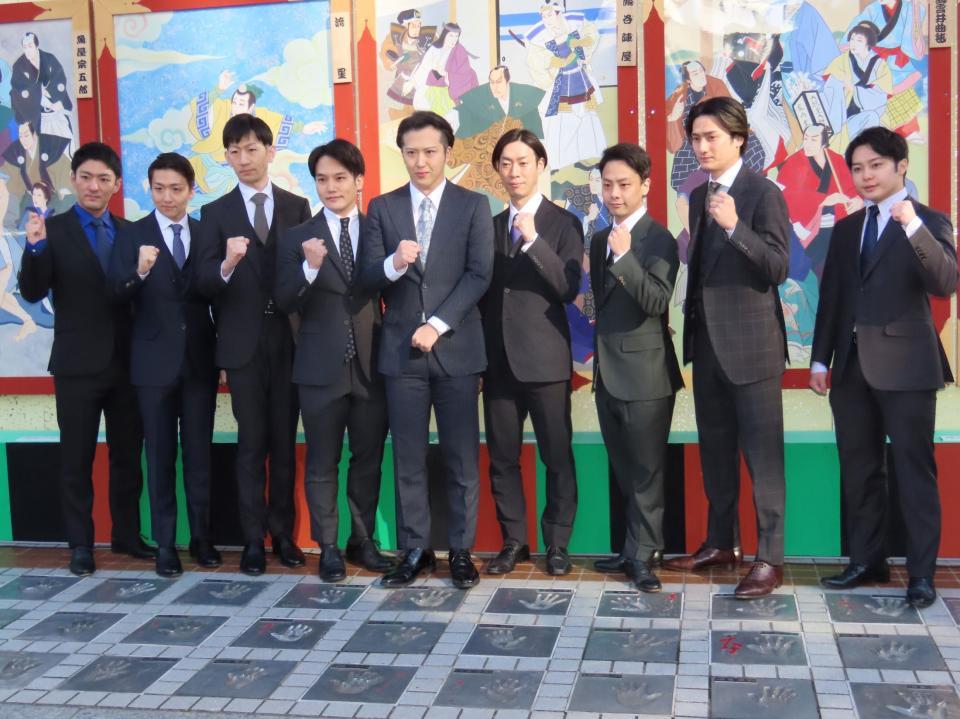 　会見に出席した（左から）中村橋之助、中村米吉、坂東新悟、中村歌昇、尾上松也、坂東巳之助、中村種之助、中村隼人、中村莟玉