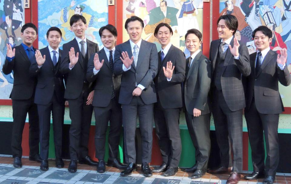 　会見に出席した（左から）中村橋之助、中村米吉、坂東新悟、中村歌昇、尾上松也、坂東巳之助、中村種之助、中村隼人、中村莟玉