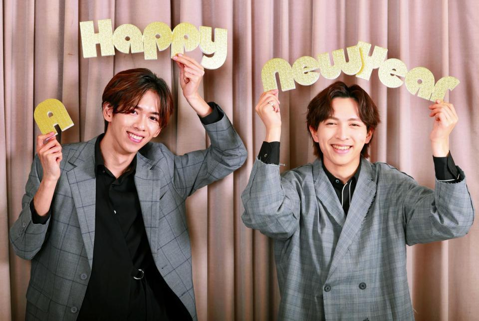 　２０２４年、さらなる飛躍を誓う超特急のリョウガ（左）とＭ！ＬＫの吉田仁人（撮影・吉澤敬太）