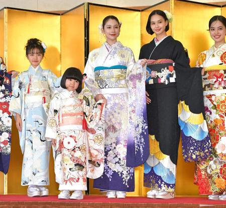 　晴れ着姿を披露した（左から）浅田芭路、永尾柚乃、結城モエ、白河れい（撮影・西岡正）