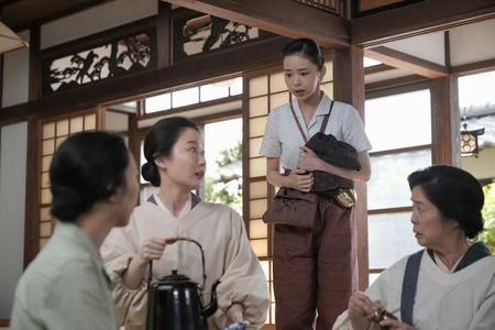 富山の旅館で、スズ子（趣里・中央）は女中の静枝（曽我廼家いろは・左）に公演を見に来てほしいと伝えて…