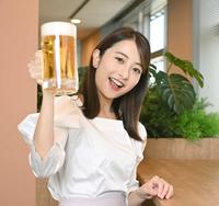 　生ビールの大ジョッキを手に元気に乾杯するＴＢＳ・日比麻音子アナウンサー（撮影・金田祐二）