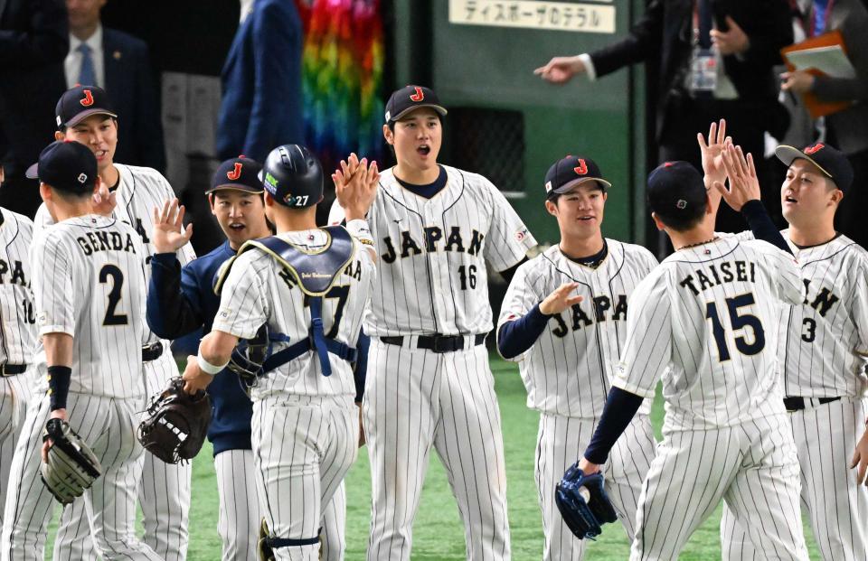 　ＷＢＣでイタリアを破り準決勝進出を決めナインを迎える大谷ら侍ジャパンナイン＝２０２３年３月１６日